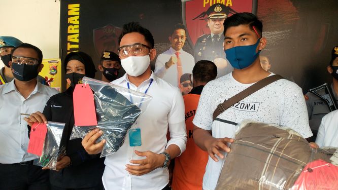 Kasatreskrim Polresta Mataram AKP Kadek Adi Budi Astawa menunjukkan barang bukti kasus pemerkosaan yang dilakukan pria berinisial S, di Mapolresta Mataram, kemarin (9/9). (HARLI/LOMBOK POST)