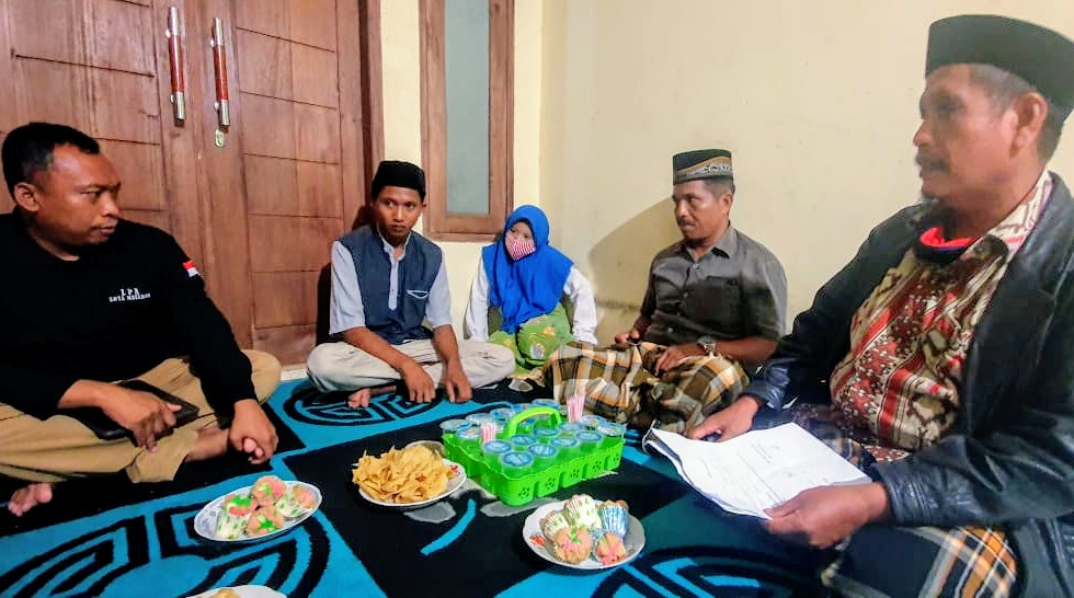 ENGGAN DIPISAH: Pasangan usia dini di Mataram saat coba dimediasi oleh tim LPA Kota Mataram pekan lalu.( LPA MATARAM FOR LOMBOK POST)