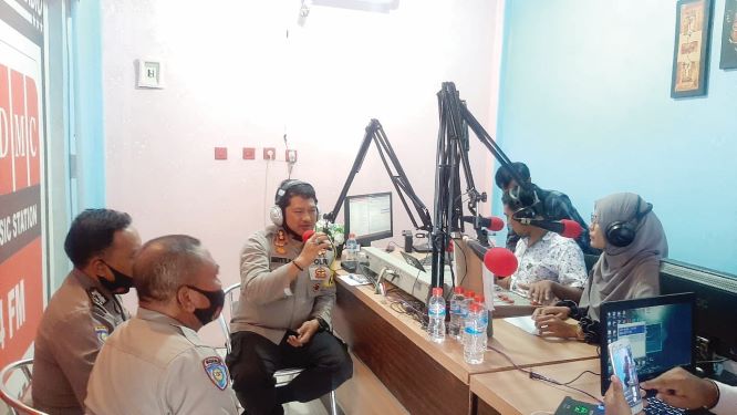 PERANGI COVID-19: Kapolres Bima Kota AKBP Haryo Tejo Wicaksono menyosialisasikan penerapan protokol kesehatan melalaui siaran radio, pekan lalu.( POLRES BIMA KOTA FOR LOMBOK POST)