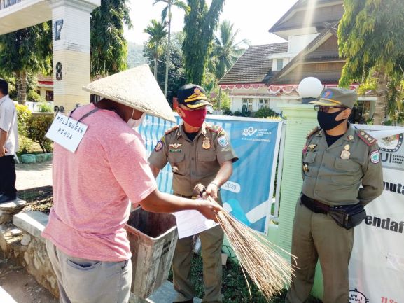SANKSI SOSIAL: Mereka merupakan pelanggar protokol kesehatan di Kecamatan Seteluk, Sumbawa Barat yang memilih menjalani sanksi sosial karena tidak mampu membayar denda lantaran tidak memakai masker.( POLDA NTB FOR LOMBOK POST)