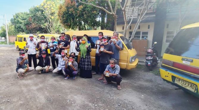 SAMPAIKAN KELUH KESAH: Para sopir bemo menempatkan harapan besar kepada pasangan Hj Putu Selly Andayani-TGH Abdul Manan karena dinilai memiliki strategi untuk membenahi dan memerhatikan transportasi publik di Mataram.