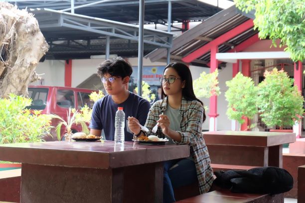 TOTALITAS: Shaina Azizah Putri, aktris yang berperan sebagai Kikin dalam film karya sutradara Trish Pradana berjudul  Mohan. (SHAINA FOR LOMBOK POST)