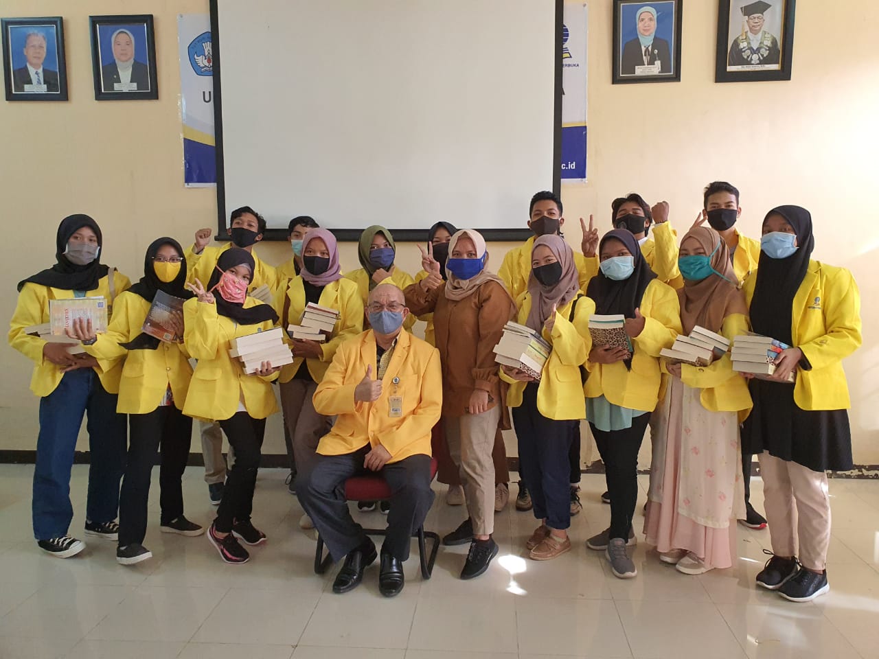 SIMBOLIS: Direktur UT Mataram  Raden Sudarwo bersama para mahasiswa penerima beasiswa KIP-K dan CSR se-NTB, Sabtu (26/9/2020).