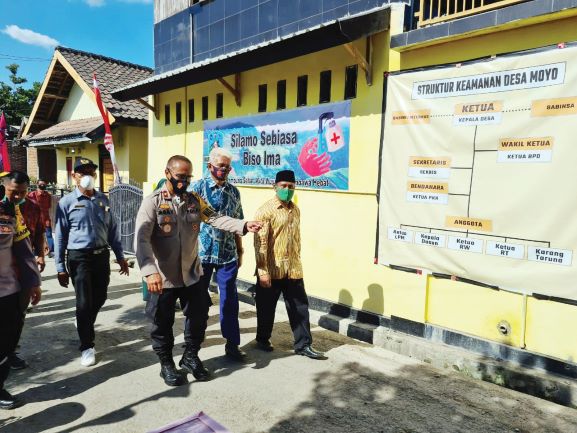 BERI APRESIASI TINGGI:  Wakapolda NTB Brigjen Pol Asby Mahyuza saat mengunjungi Kampung Sehat Desa Moyo, di Sumbawa, Sabtu (26/9).( POLDA NTB FOR LOMBOK POST)