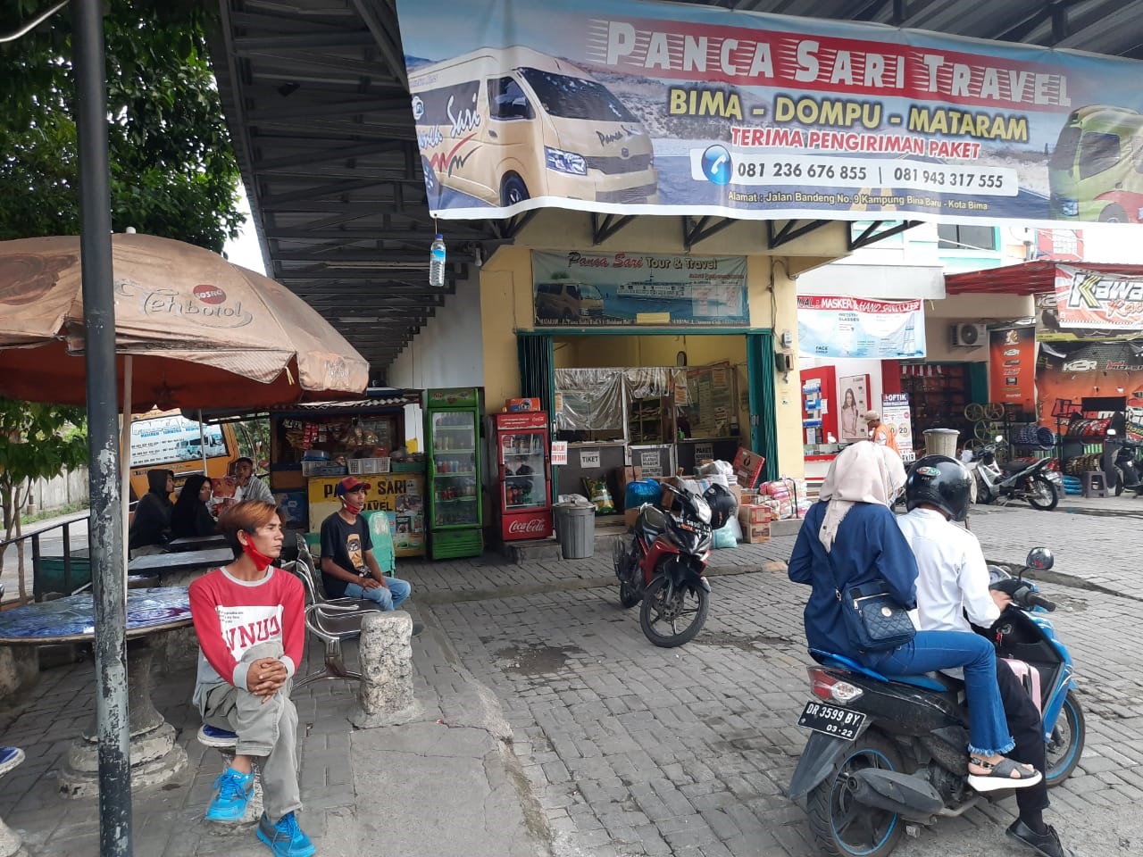 KE LUAR KOTA: Sejumlah calon penumpang bus menanti keberangkatan, Rabu (2/9/2020).