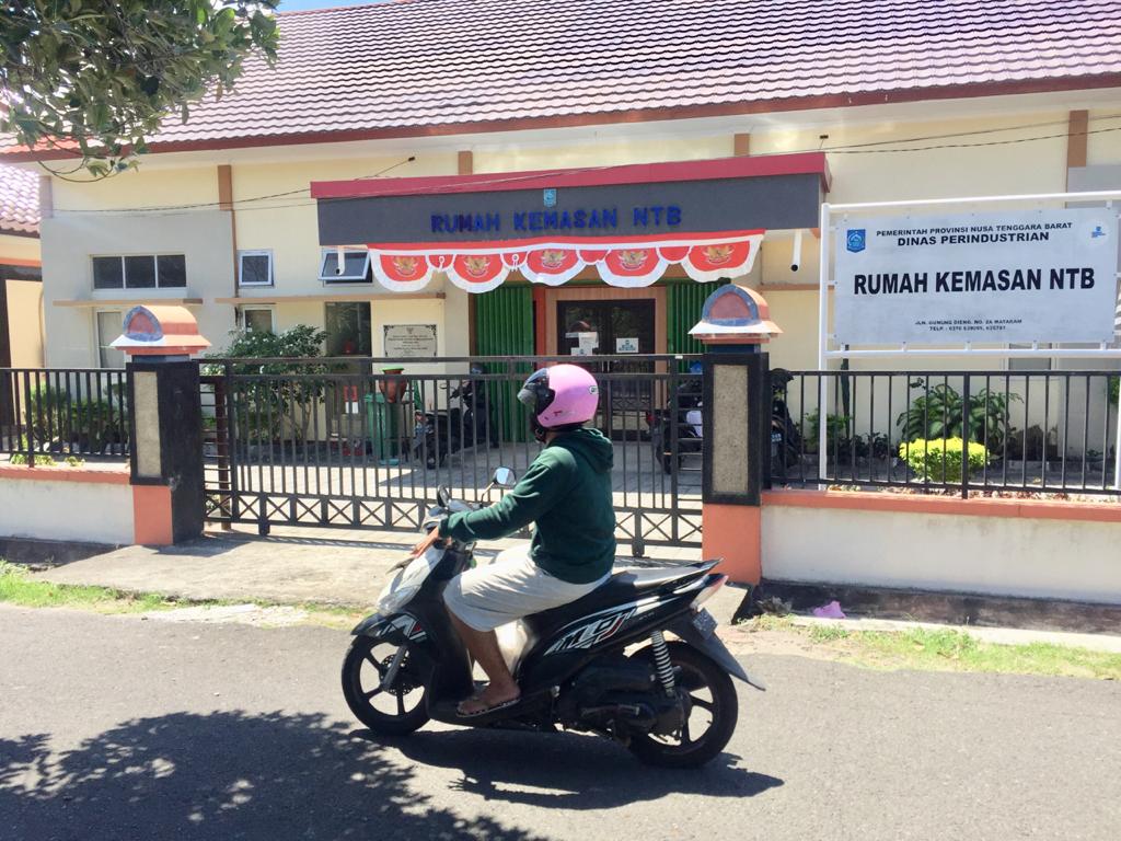 SEPI: Seorang pengendara melintas di depan Balai Kemasan NTB, Rabu (16/9/2020).