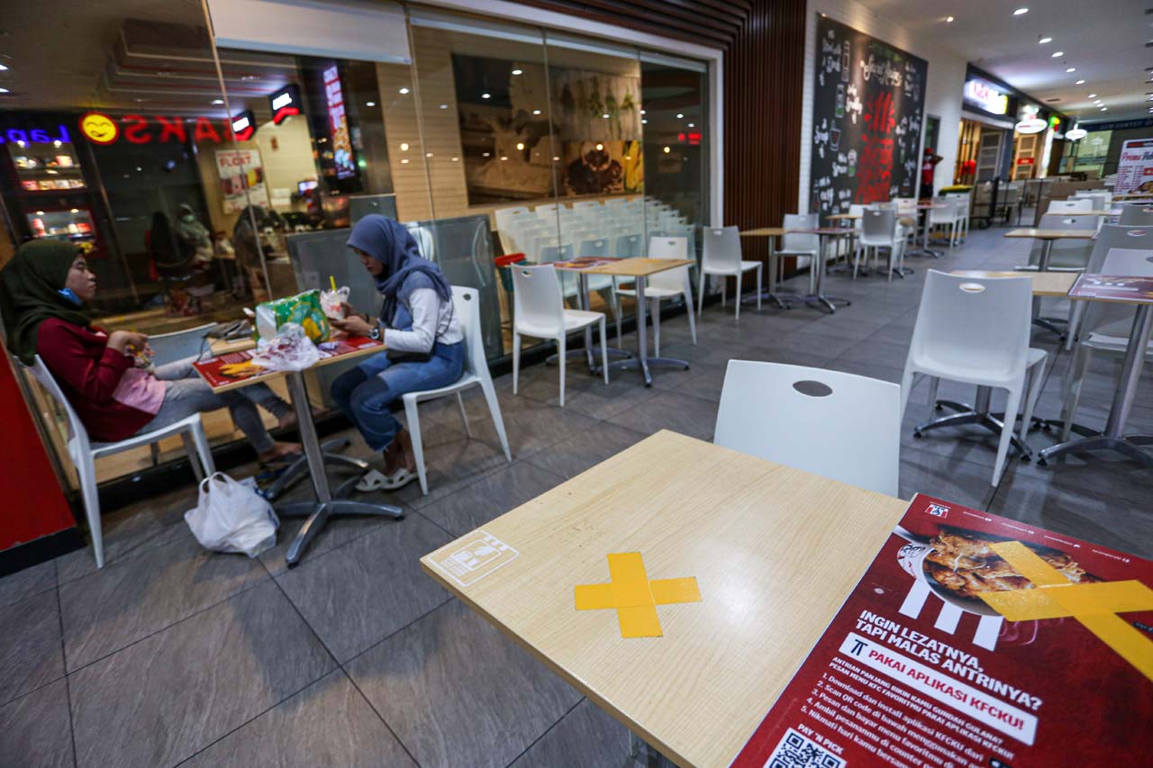 TAAT PROTOKOL: Protokol kesehatan untuk mencegah penularan covid-19 diterapkan pengelola restoran di Lombok Epicetrum Mal.