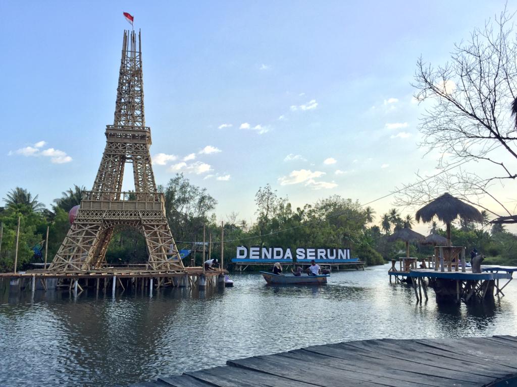 MENARA EIFFEL: Sejumlah pengunjung menikmati keindahan salah satu spot foto favorit yang ada di destinasi wisata Denda Seruni, Pringgabaya, Lombok Timur.