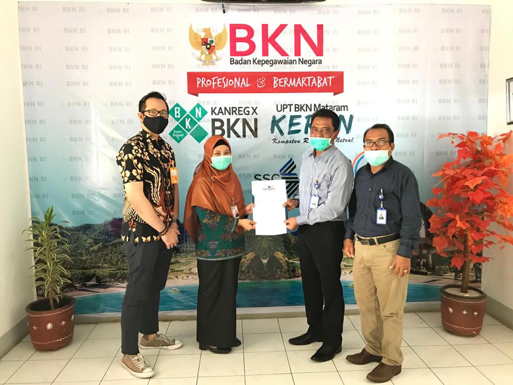 KERJA SAMA: Kepala Cabang PT Taspen (Persero) Mataram Tribuna Phitera Djaja (dua dari kanan) berfoto bersama Kepala UPT BKN X Mataram Baiq Maptuhah Rahmi (dua dari kiri) usai penandatanganan perjanjian kerja sama di kantor UPT BKN X Mataram, Kamis lalu.