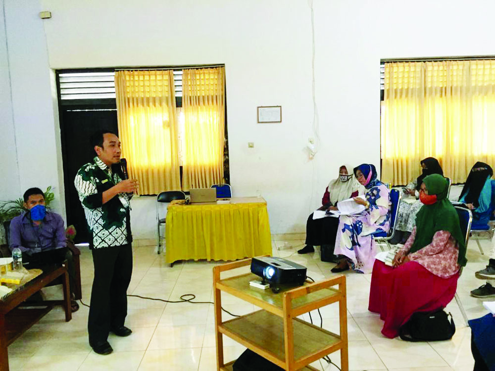 TRANSFER ILMU: M Haryadi Wahyudin, kepala Bidang Auditing LPPOM MUI NTB menjadi pemateri dalam pelatihan SJH HAS 23000 kepada peserta pelaku UMKM di Balai Pelatihan Koperasi dan UMKM NTB, Sabtu (12/9/2020) lalu.