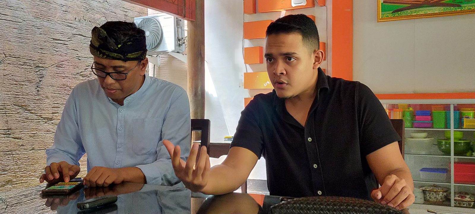 MOTOGP: Anggota Komisi VI DPR RI Abdul Hakim Bafagih (kanan) memberikan keterangan pers di restoran Taliwang H Moerad, Rabu (20/10/2020).