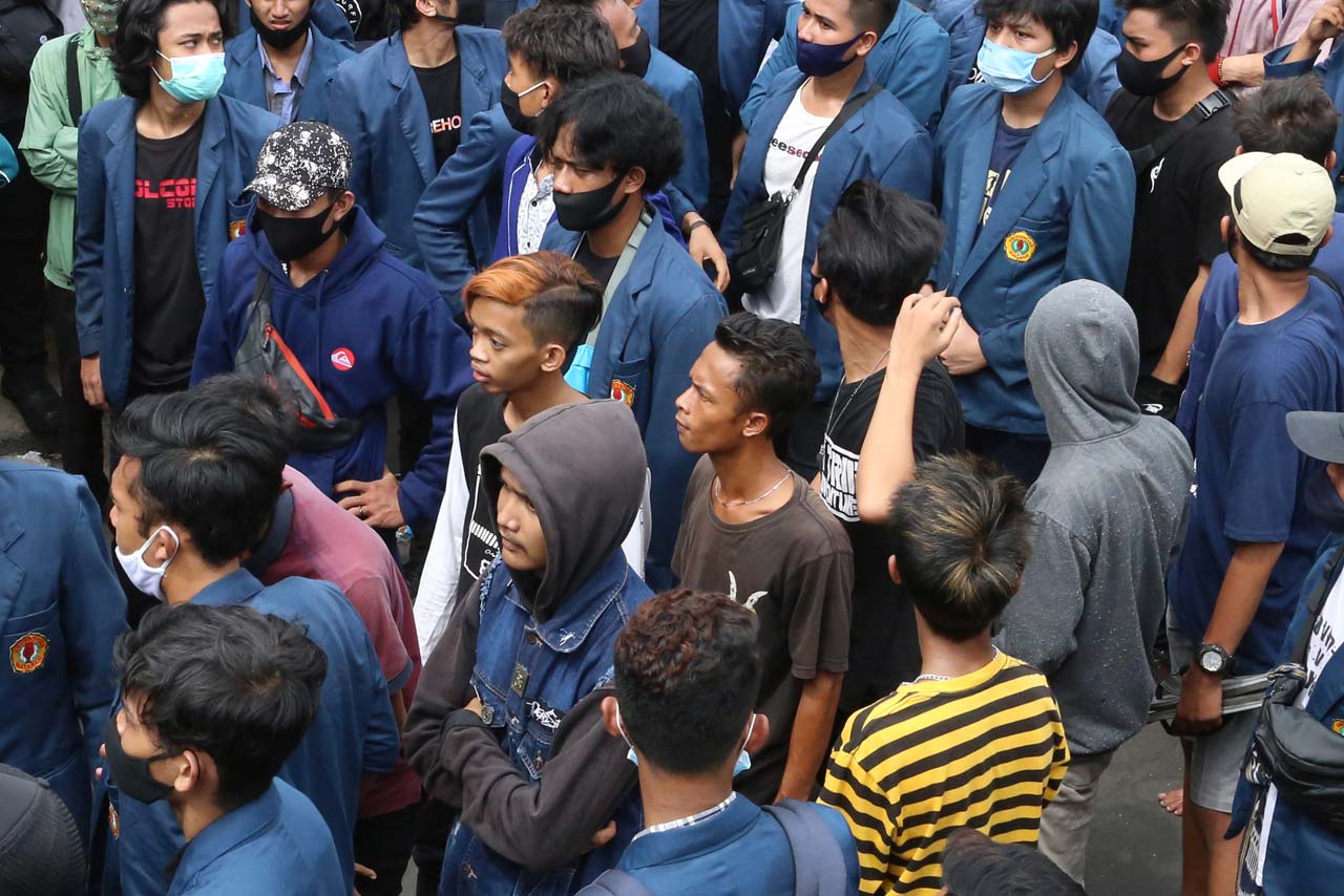 AMBIL BAGIAN: Sejumlah pelajar SMA sederajat, di tengah kerumunan mahasiswa ikut ambil bagian dalam demo di depan DPRD NTB, Jalan Udayana, Mataram, kemarin.