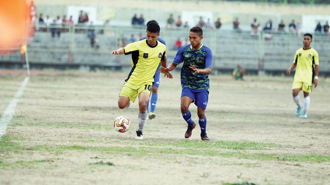 TAK ADA KOMPETISI: Pemain Persebi (kuning) berhadapan dengan Perslobar dalam laga final Liga 3 regional NTB, 2019 lalu.