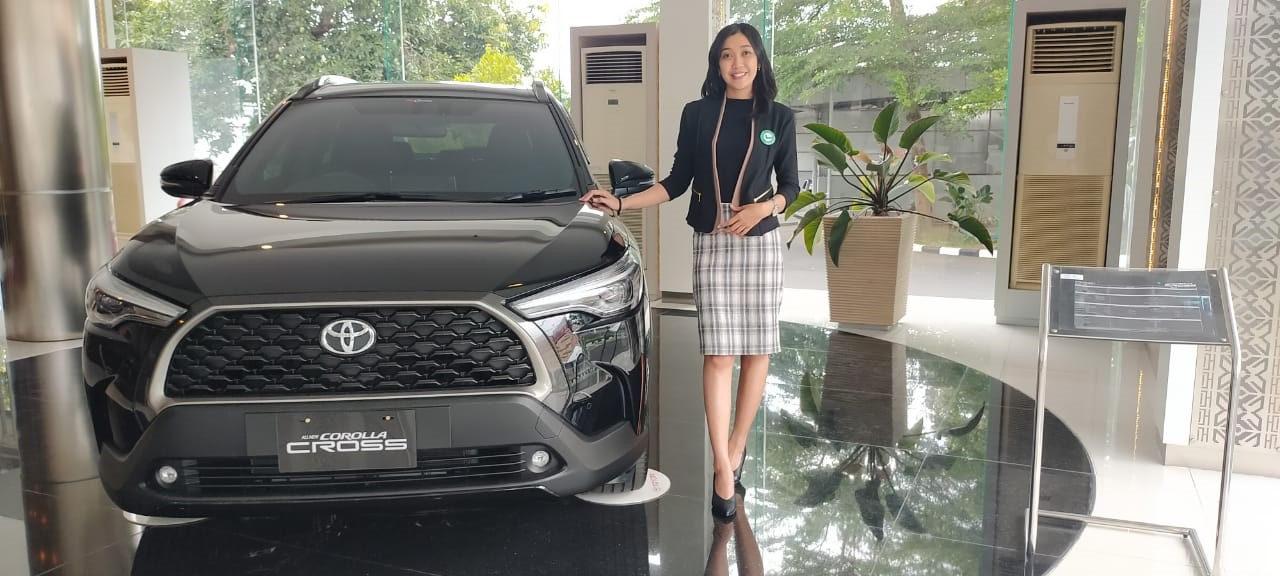MOBIL HYBRID: Seorang karyawan Toyota menunjukkan salah satu kendaraan Hybrid, Corolla Cross, beberapa waktu lalu.
