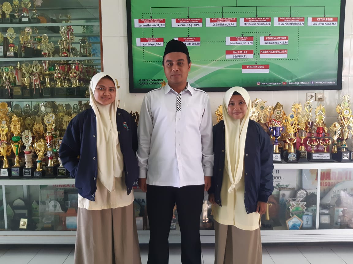 BAWA NAMA DAERAH: Dua perwakilan NTB untuk Parlemen Remaja 2020 DPR RI Nur Sanya Fahmi Mantika (kiri) dan Arsi Yulistari (kanan), bersama guru pembimbingnya Wahyu Aprizal, di MAN 2 Mataram, Senin (26/10/2020).