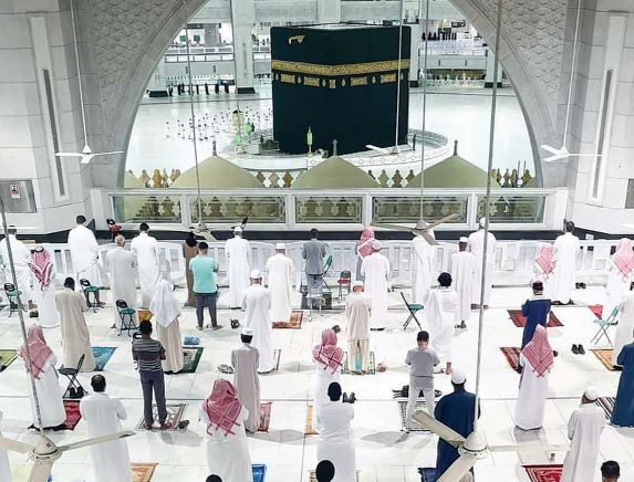 JAMAAH INDONESIA MASIH HARUS BERSABAR: Jamaah sedang beribadah di Masjidilharam dengan mematuhi protokol kesehatan yang ketat, kemarin (29/10). Antara lain memakai masker, menjaga jarak, dan membawa alas salat sendiri. Mulai 1 November 2020, Arab Saudi ak