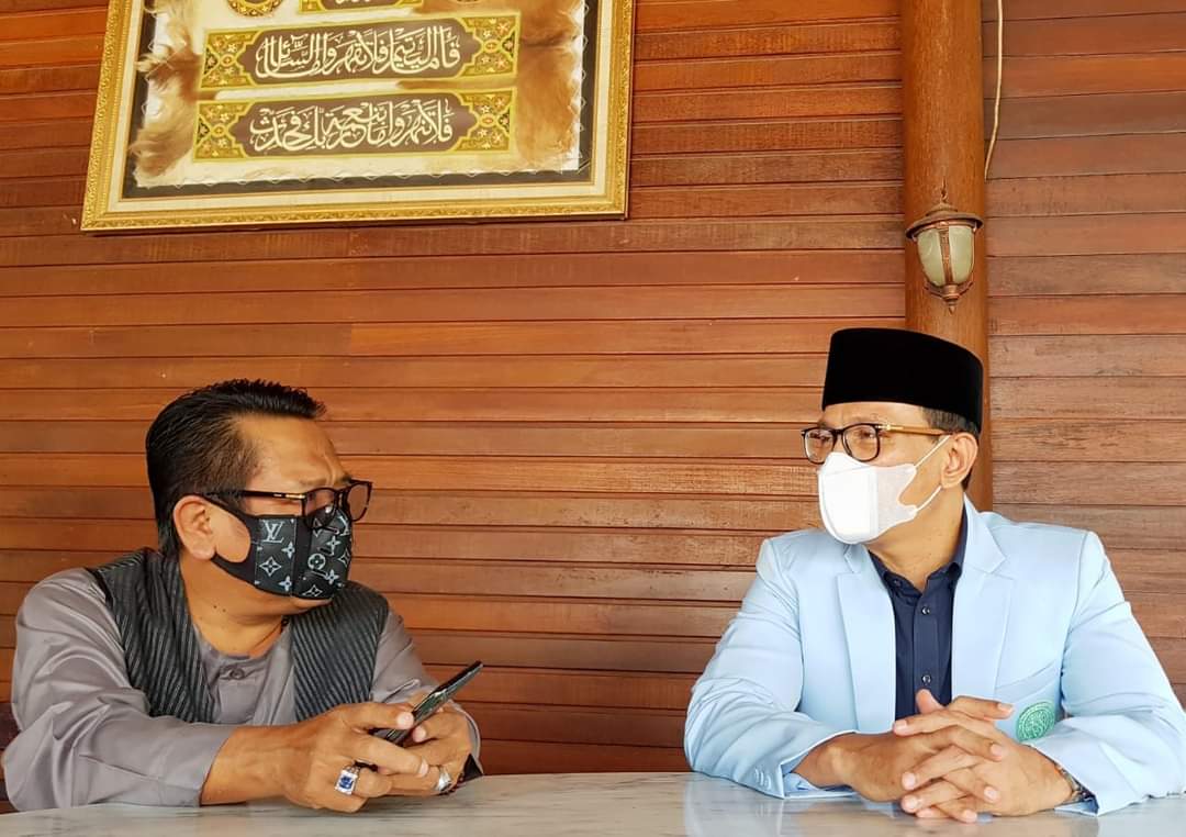 AKRAB: Ketua DPD I Partai Golkar NTB HM Suhaili FT saat berbincang dengan Calon Wali Kota Mataram H Mohan Roliskana, Jumat (9/10). (Semeton HMR/Lombok Post)