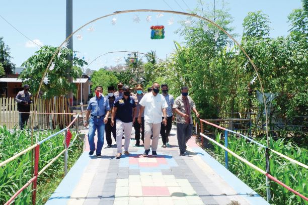 JUARA PERTAMA: Wakapolda NTB Brigjen Pol Asby Mahyuza  (dua dari kanan) berjalan melihat kondisi jogging track di Kelurahan Samapuin, Sumbawa. Kelurahan ini menjadi juara pertama Lomba Kampung Sehat di Sumbawa.( POLRES SUMBAWA FOR LOMBOK POST)