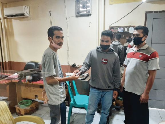 BERDAMAI: Korban amukan massa karena dituduh mencuri, Yek Husin (kiri) bersalaman dengan Harman usai mediasi di Mapolresta Mataram, Sabtu (3/10).( HARLI/LOMBOK POST)