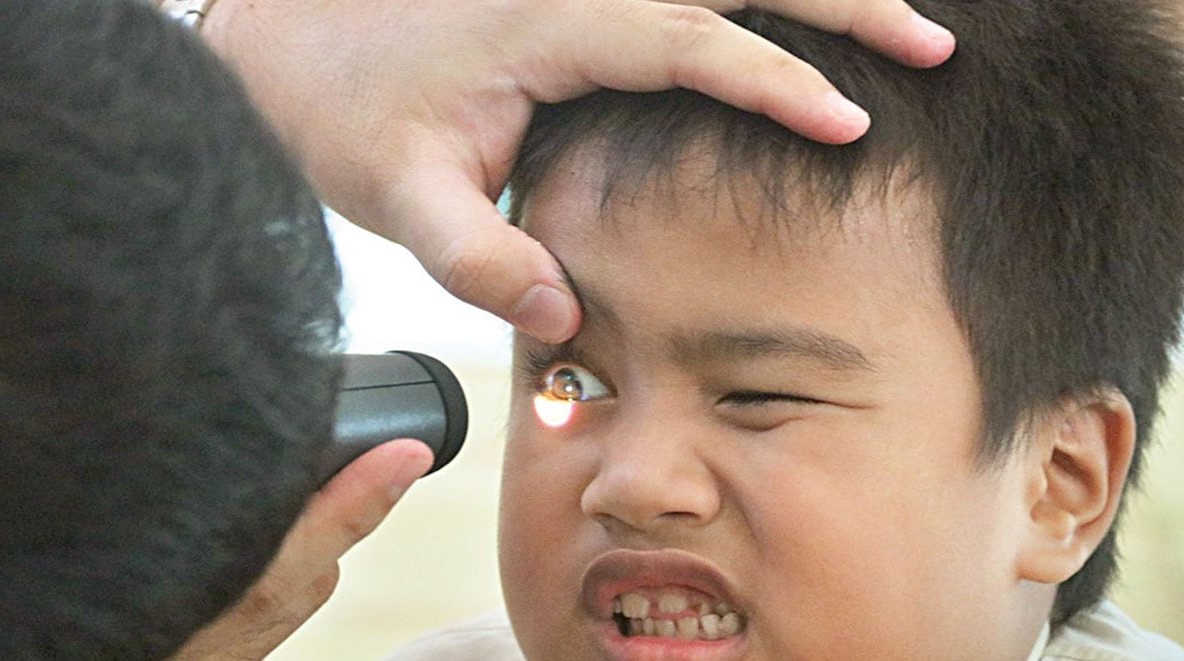 DISENTER : Sebanyak 95 siswa TK An-Nur I Sleman mengikuti pemeriksaan mata gratis dari RS Mata “Dr YAP”. Kgiatan ini juga untuk menyelamatkan kesehatan mata anak-anak. (SETIAKY A.KUSUMA/RADAR JOGJA)