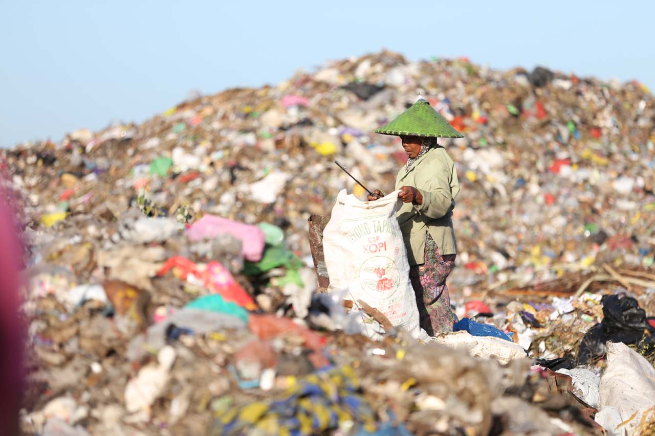 GUNUNG SAMPAH: Seorang pemulung sedang memilih sampah di TPA Regional Kebon Kongok, belum lama ini.