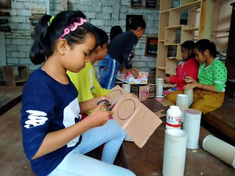 RABU KREATIF: Sejumlah anak belajar membuat celengan dari gulungan vinil dan serbuk gergaji, di TBM Bale Ade, Dusun Medas Bedugul, Desa Taman Sari, Kecamatan Gunung Sari, Oktober lalu.