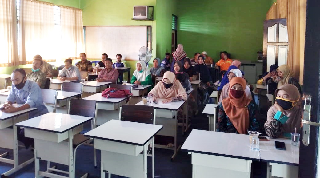 BAHAS KEBIJAKAN: Guru SMPN 2 Kuripan saat rapat persiapan pembelajaran tatap muka, Jumat (5/11/2020).