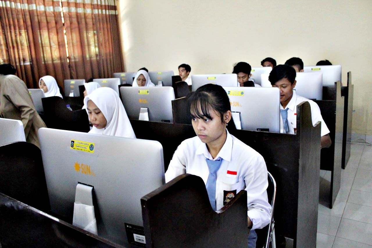 SEBELUM PANDEMI: Para peserta ujian terlihat sangat fokus mengikuti pelaksanaan simulasi UNBK di SMAN 2 Mataram, Februari lalu.