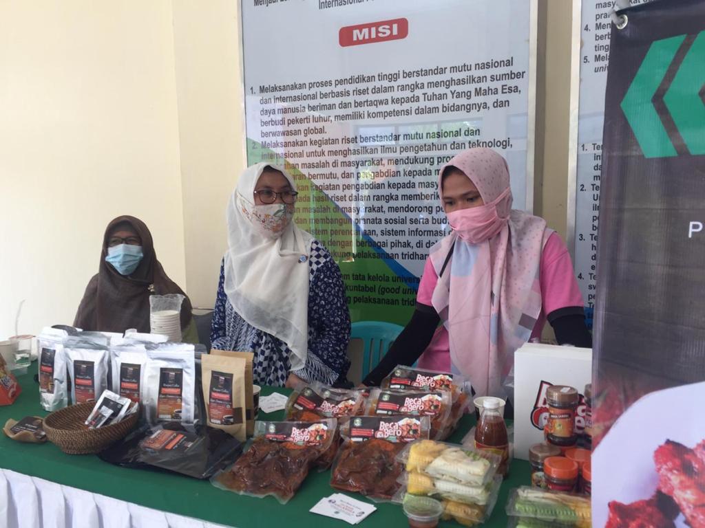 PAMERAN: Sejumlah pelaku usaha lokal saat berpartisipasi dalam pameran produk UMKM, Oktober lalu.