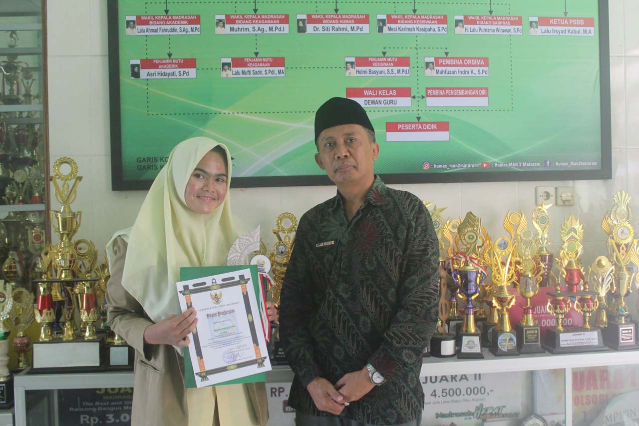 WAKIL NTB : Naura Saniya Zaimi (kiri) bersama Kepala Sekolah MAN 2 Mataram H Lalu Syauki, sambil memegang piala dan piagam penghargaan atas prestasinya di ajang MTQ tingkat provinsi, di MAN 2 Mataram, Kamis (5/11/2020).