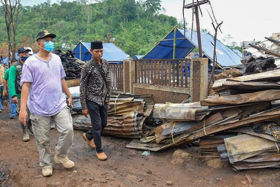 TINJAU LANGSUNG: Gubernur NTB H Zulkieflimansyah (kiri) mendatangi lokasi kebakaran, di Desa Batu Rotok, Kecamatan Batulanteh, Sumbawa, Rabu (11/11/2020).