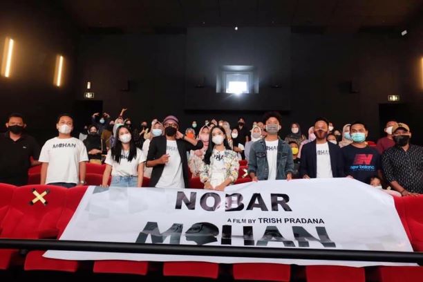 TAYANG PERDANA: Penonton Film MOHAN foto berasama usai menyaksikan tayangan perdana film bergenre drama itu di Cinepolis Mataram Mall, Senin (16/11) lalu.