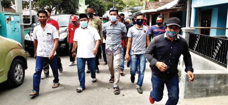 PATUHI PROTOKOL: Calon Bupati Sumbawa Barat HW Musyafirin (baju putih) selalu mengenakan masker ketika menemui warga untuk kampanye.( TIM FIRIN-FUD FOR LOMBOK POST)