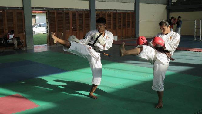 LATIHAN: Atlet kempo NTB berlatih di Padepokan Pencak Silat, GOR 17 Desember, belum lama ini.( PUJO/LOMBOK POST)