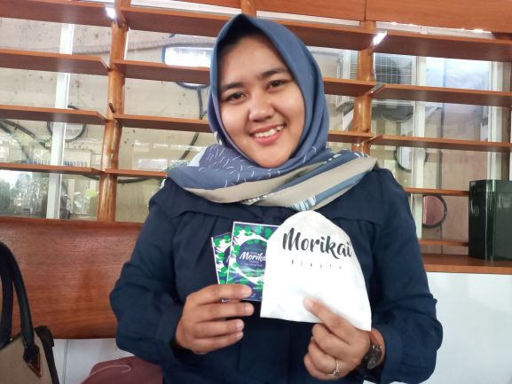 BIKIN WAJAH KINCLONG: Nurul Rahmadani menunjukkan produk masker wajah yang dibuatnya dari daun kelor di Lingkungan Karang Anyar, Kelurahan Pagutan Timur, Mataram, belum lama ini.( ROJAI/LOMBOK POST)