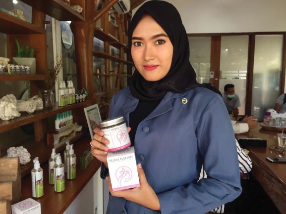LULUR LOKAL : Windi Dwi Maelani menunjukkan produk kecantikan lokal asal Sumbawa, Puspa Nature miliknya, kemarin. (20/11). (EKA/LOMBOK POST )