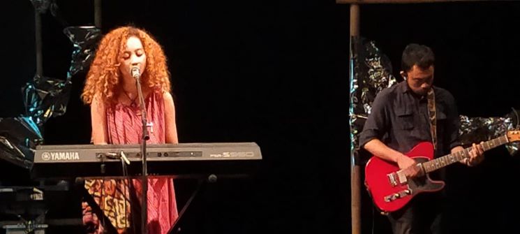 PERINGATI SUMPAH PEMUDA: Salah satu penampilan dalam pagelaran rutin Taman Budaya NTB memperingati Sumpah Pemuda 2020 berupa Pentas Musik (kesene) di Gedung Tertutup, Selasa (27/10) lalu.( NURUL/LOMBOK POST)