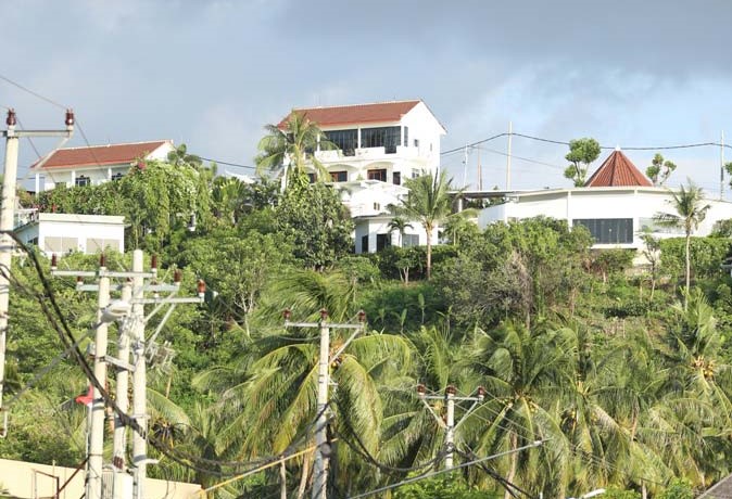 DIDUGA SEBABKAN BANJIR: Tampak vila-vila di perbukitan Senggigi, kemarin (16/11). Keberadaan vila itu diduga menjadi penyebab banjir karena mengakibatkan serapan air berkurang.