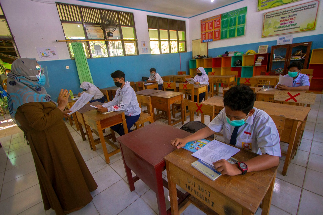 Sejumlah siswa mengikuti simulasi belajar tatap muka di SMP Negeri 7 Banjarmasin, Kalimantan Selatan, Senin (16/11/2020). Berdasarkan surat pernyataan orang tua dan persetujuan guru, Pemerintah Kota Banjarmasin melakukan simulasi belajar tatap muka pertam
