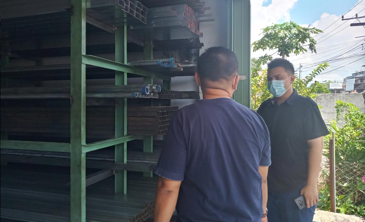 EDUKASI KONSUMEN: Owner CV JMB Lombok Yohanes Nata Tantra (pakai masker) melayani konsumen yang akan membeli besi, di JMB Lombok, Jalan TGH Faisal, pekan lalu.