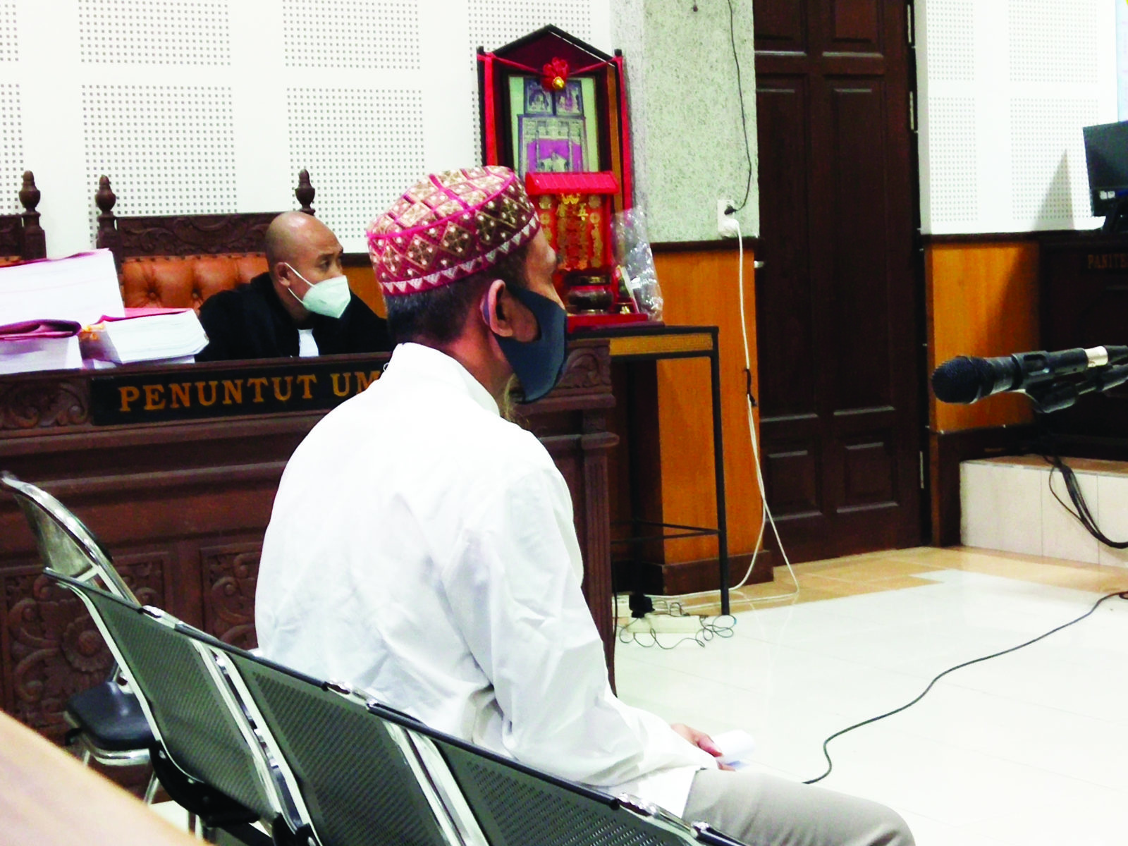 DIVONIS: Terdakwa Ahmad mendengarkan pembacaan vonis dari majelis hakim di PN Tipikor Mataram, Selasa (29/12). (harli/lombok post)