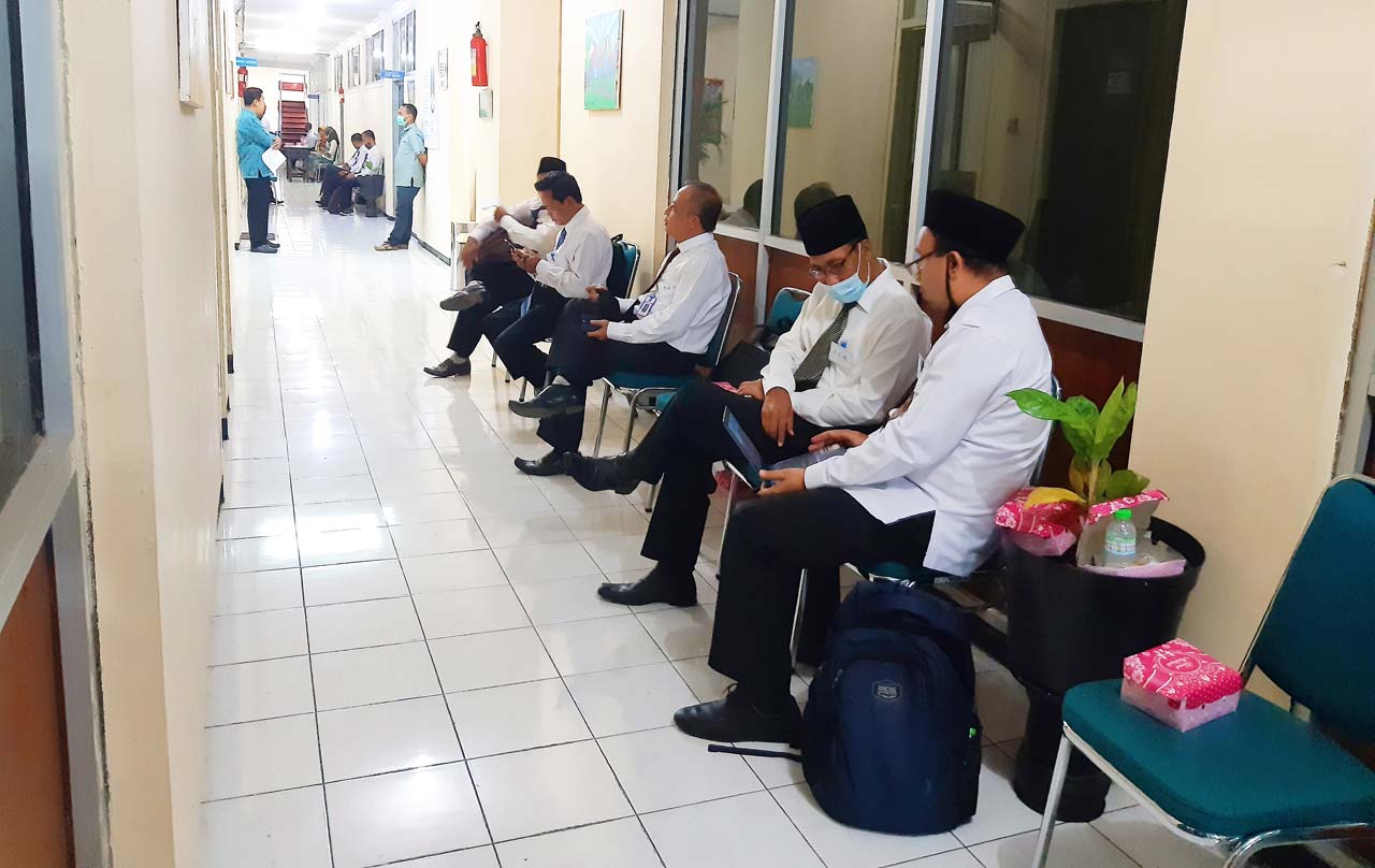 TUNGGU GILIRAN: Sejumlah kepala SMA sederajat, dari Lombok Barat menunggu giliran, sambil melakukan berbagai persiapan untuk mengikuti evaluasi kinerja (evakin) kepala sekolah, di Dinas Dikbud NTB, Oktober lalu.