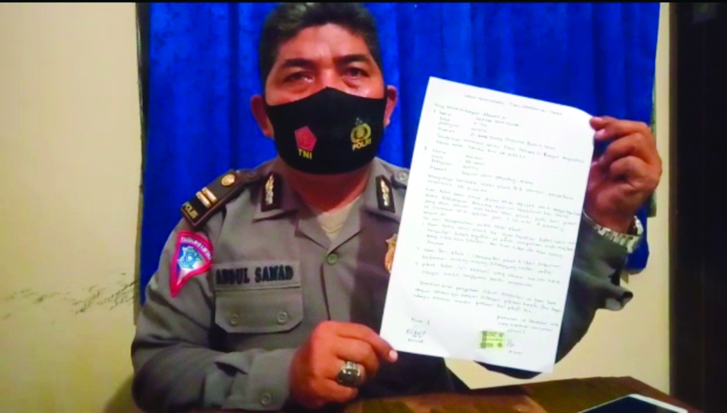HARLI/LOMBOK POST  SUDAH BERDAMAI: Kanitlaka Satlantas Polresta Mataram Iptu Abdul Samad menunjukkan surat perdamaian antara pengendara sepeda motor dengan sopir ambulans yang mengalami kecelakaan di simpang empat BI, Mataram, Jumat (25/12).