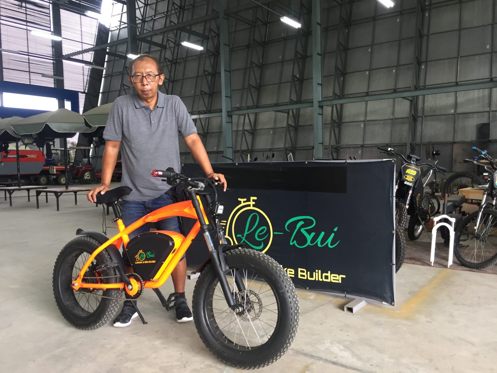 SIAP ANTAR: Gede Sukarma Dijaya, menunjukkan sepeda listrik Le-Bui, di STIPark Banyumulek, Lombok Barat, Senin (14/12/2020).