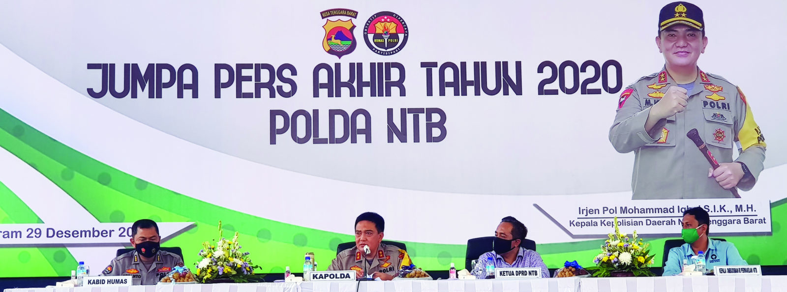 TEKAN KASUS KEJAHATAN: Kapolda NTB Irjen Pol Muhammad Iqbal (dua dari kiri) bersama Kabid Humas Kombes Pol Artanto (kiri), Wakil Ketua DPRD NTB H Mori Hanafi (dua dari kanan), dan perwakilan Ombudsman Sahabudin, menyampaikan paparannya dalam jumpa pers ak