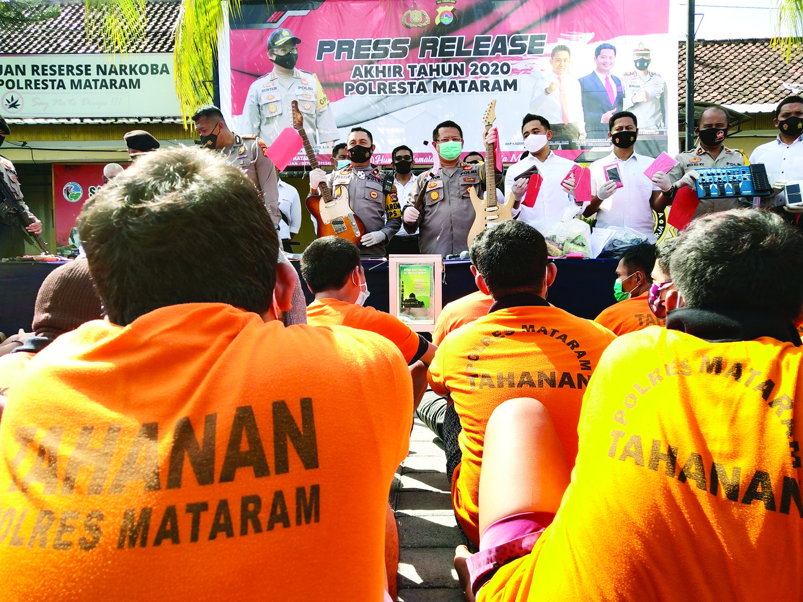 KRIMINALITAS MENURUN: Kapolresta Mataram Kombes Pol Guntur Herditrianto (tiga dari kiri) bersama jajaran menunjukkan barang bukti hasil kejahatan dalam jumpa pers akhir tahun di Mapolresta Mataram, Senin (28/12).
