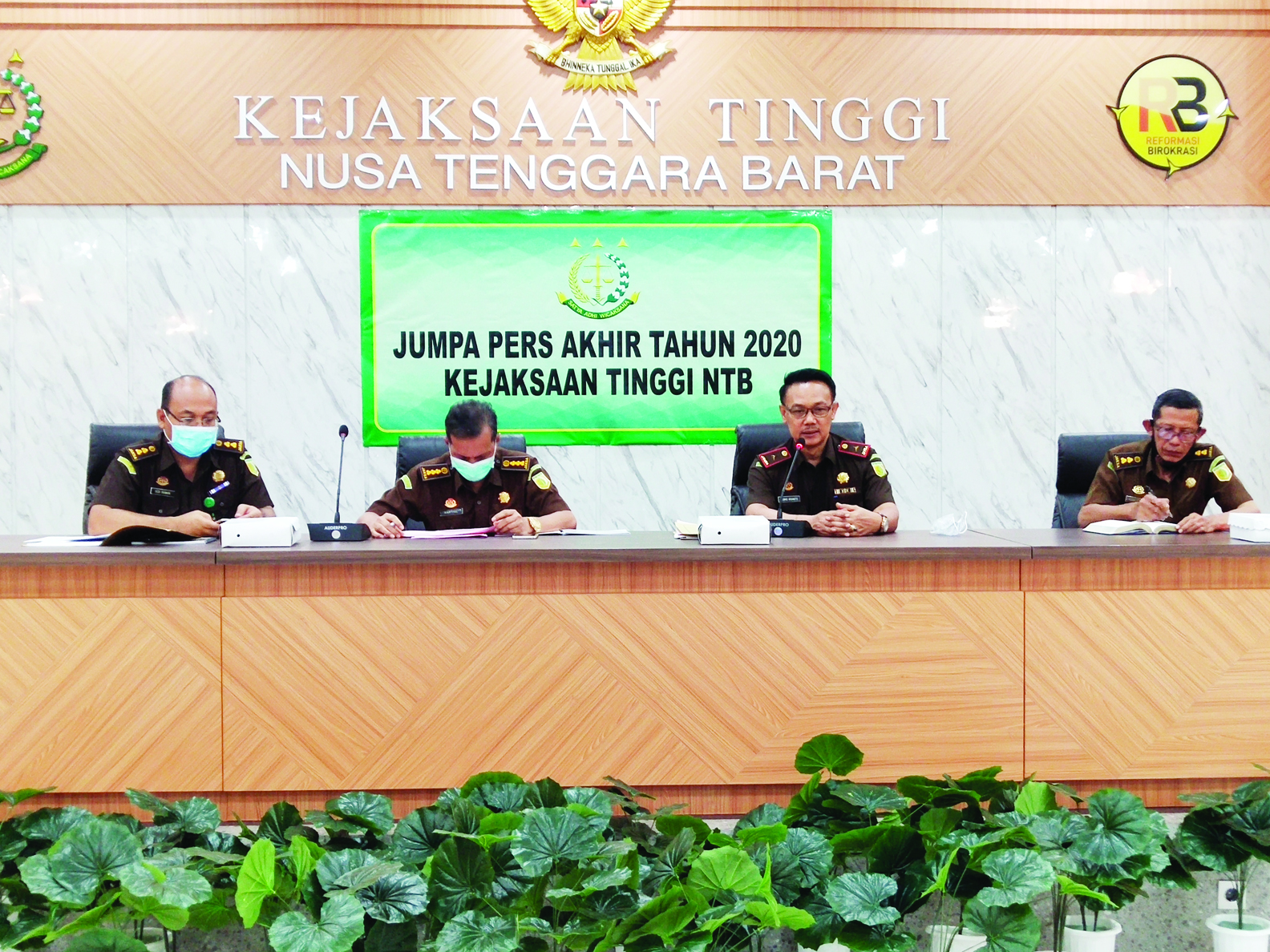 TUNJUKKAN CAPAIAN KINERJA: Wakajati NTB Joko Irianto (dua dari kanan) didampingi Kasi Penkum Dedi Irawan (kiri) dan Aspidum Martiul memberikan keterangan dalam jumpa pers akhir tahun di kantor Kejati NTB, Rabu (30/12). (harli/lombok post)