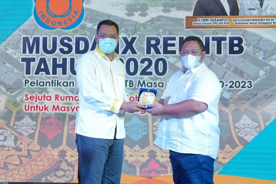 BERI SELAMAT: Gubernur NTB H Zulkieflimansyah bersama Ketua DPD REI NTB masa bakti 2020-2023 Heri Susanto usai Musda IX REI NTB, Sabtu (19/12/2020).