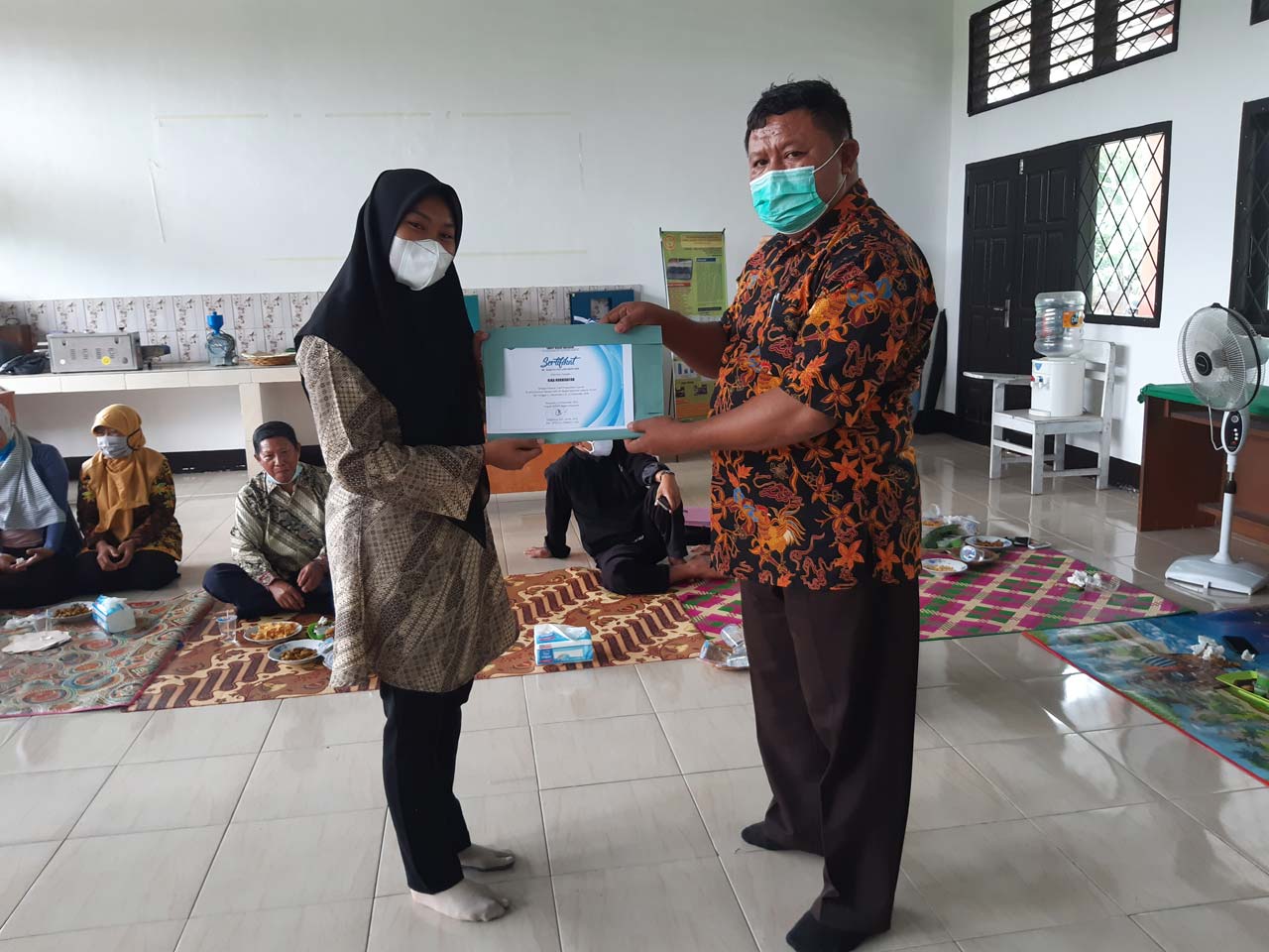 PENDAMPING IJAZAH: Kepala SMKPPN Mataram Sugiarta (kanan) memberikan sertifikat pendamping ijazah pada siswa, usai melakukan praktik kelompok wirusaha terbimbing, di SMKPPN Mataram, Sabtu (19/12/2020).