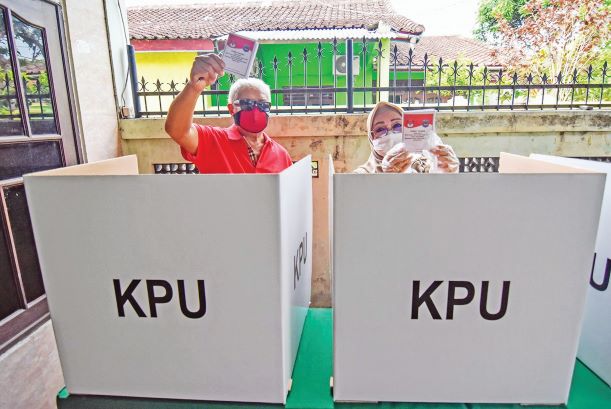 Hj Putu Selly Andayani (kanan) dan sang suami H Rachmat Hiadayat.
